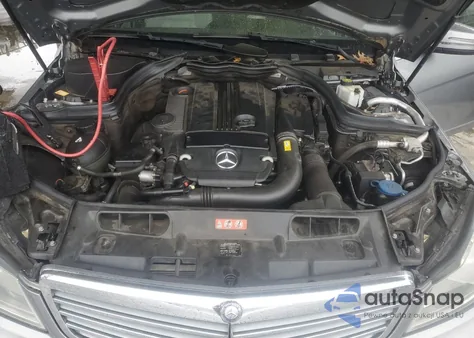 2013 Mercedes-Benz C 250 z USA, uszkodzony, nr VIN WDDGF4HB4DG104052